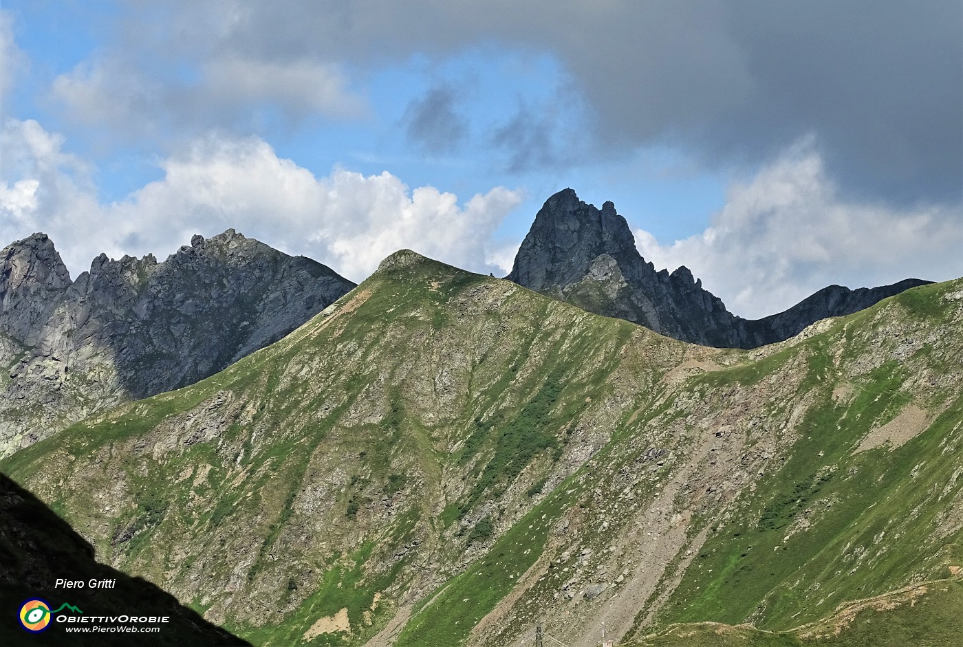 83 Zoom sul Monte di Sopra dal quale si eleva il Monte Valletto.JPG